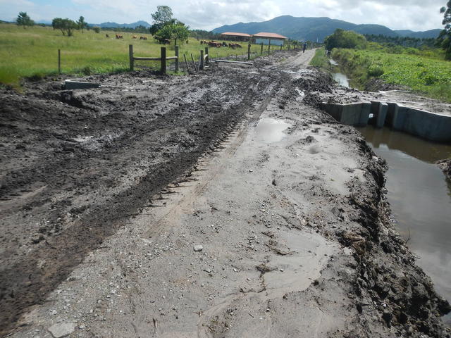 20150309 Fazenda Obras Valas de drenagem pós-chuva Manejo Águas 001.jpg
