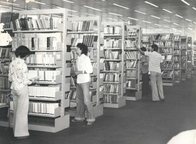 Vista das Estantes da Biblioteca Universitária UFSC - 1977
