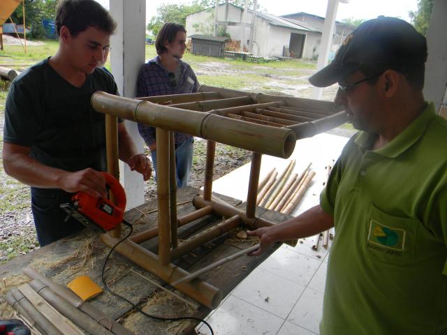20120929 Fazenda Curso construção de móveis com bambu BambuSC 044.jpg
