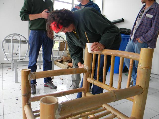 20120929 Fazenda Curso construção de móveis com bambu BambuSC 054.jpg
