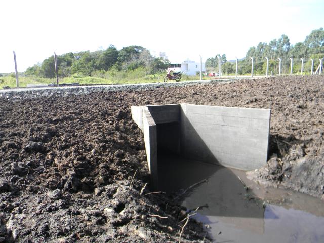 20130805 Fazenda Obras Infraero Comporta saída águas drenagem 012.jpg