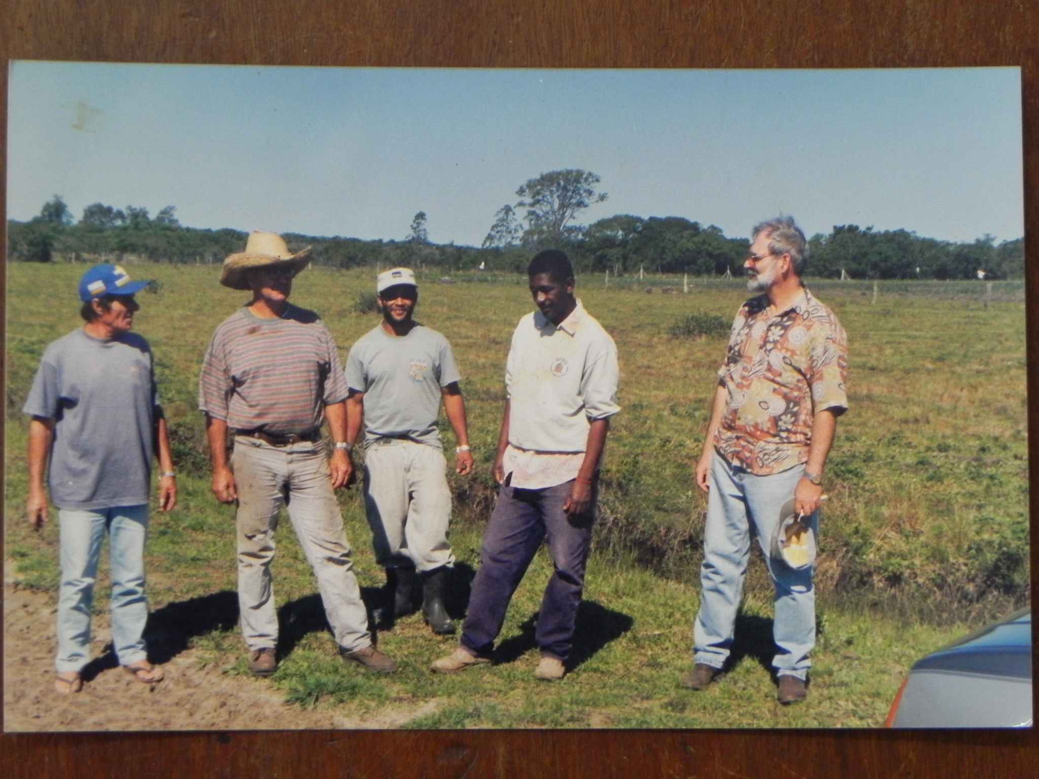 199611 Augustinho Alencar Voldemir Beto e Lineu Schneider com milho indígenas ao fundo.jpg