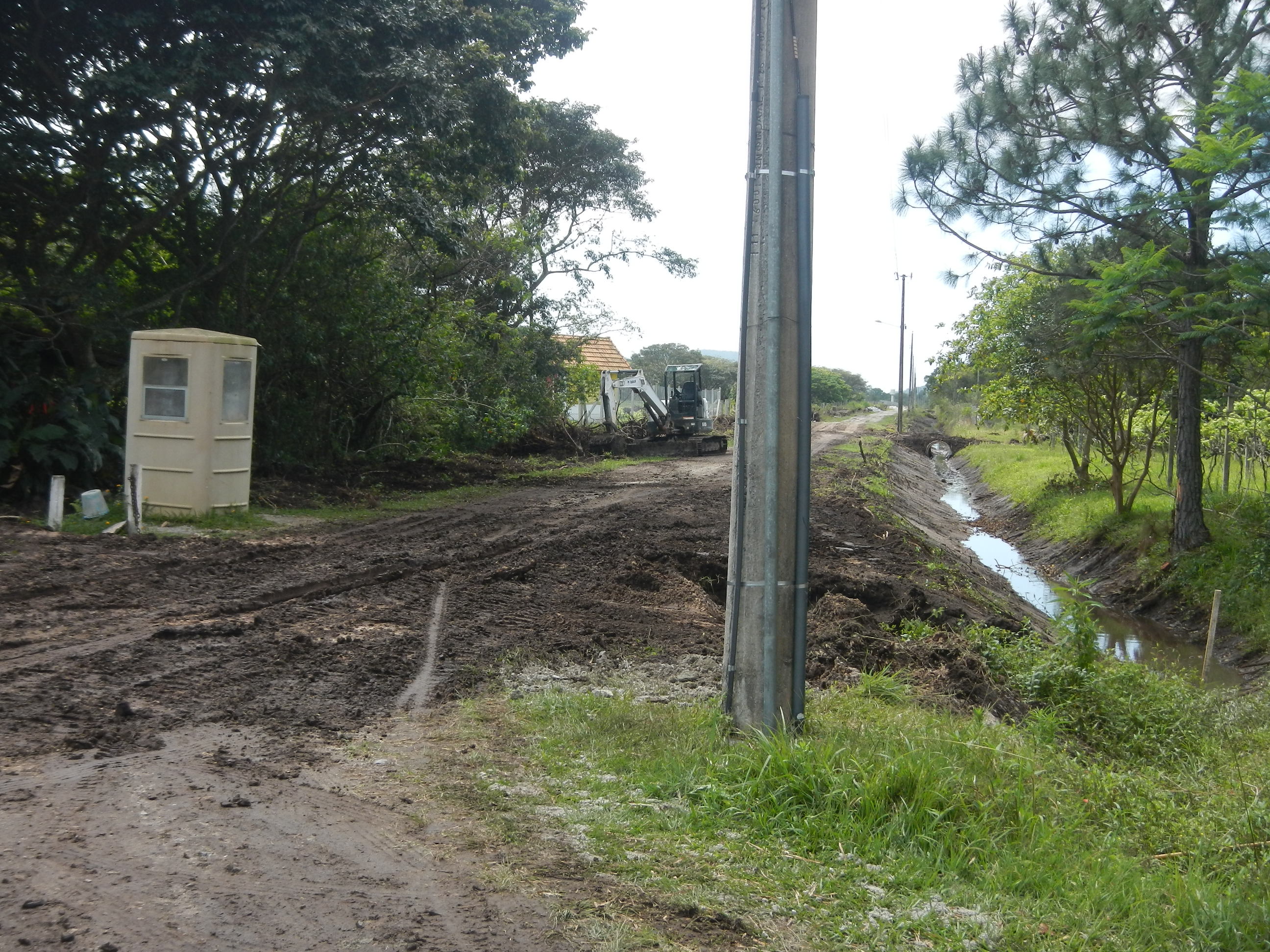 20140925 Fazenda Obras Manejo das Águas passagem bueiro estrada 001.jpg