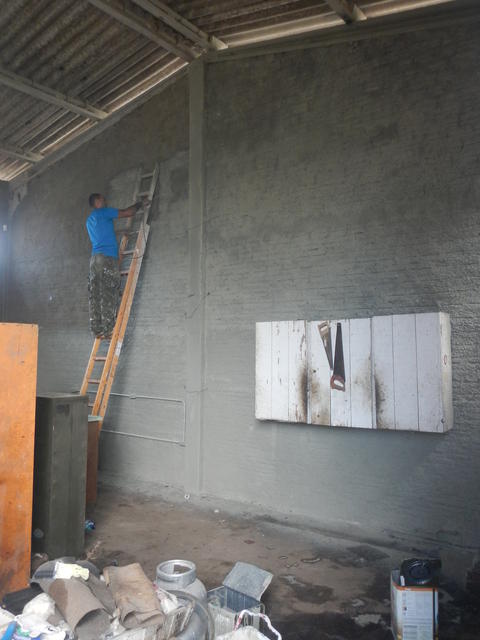 20150317 Fazenda Obras Pintura interna e arrumação do galpão 011.jpg