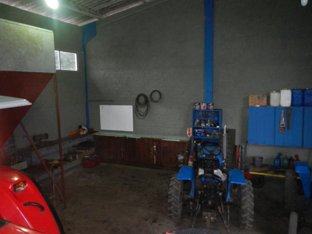 20150330 Fazenda Obras após pintura interna Galpão de máquinas 003.jpg