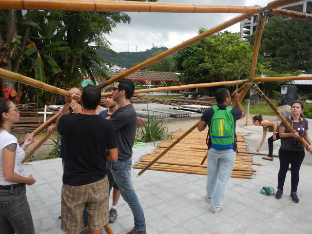 20160303 UFSC CTC ARQ construção geodésica de bambu 003.jpg