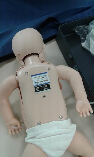 01.09.0374.05 - CEPETEC - Resusci® Baby Basic and SkillGuide, Manequim de PCR - com controle em PDA - bebê.
