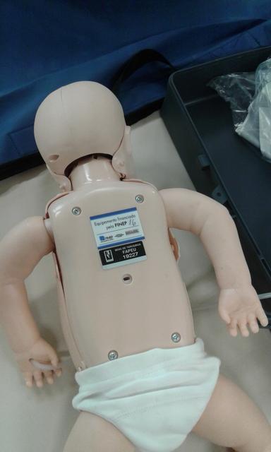 01.09.0374 - CEPETEC - Resusci® Baby Basic and SkillGuide, Manequim de PCR - com controle em PDA - bebê (2)