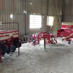 20171103 Fazenda Implementos tratorizados mecanização (4) semeadora de grãos, Enleirador, Enfardadora