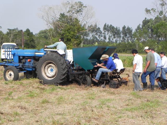 20100902 Fazenda Mandioca Teste Plantadora epagri 008.jpg