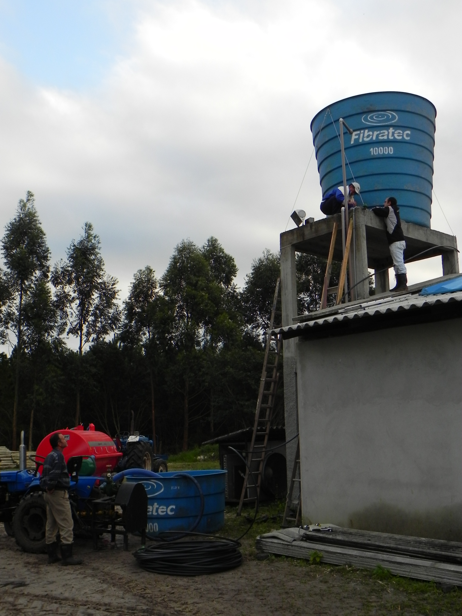 20100720 Fazenda Instalação caixa para catavento 021.jpg