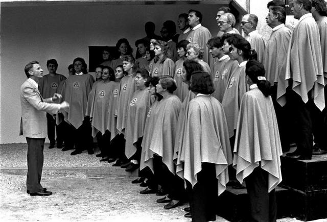 WEB-Maestro-Acácio-e-Coral-Inauguração-prédio-Editora-foto-Mário-teixeira-31.10.19911