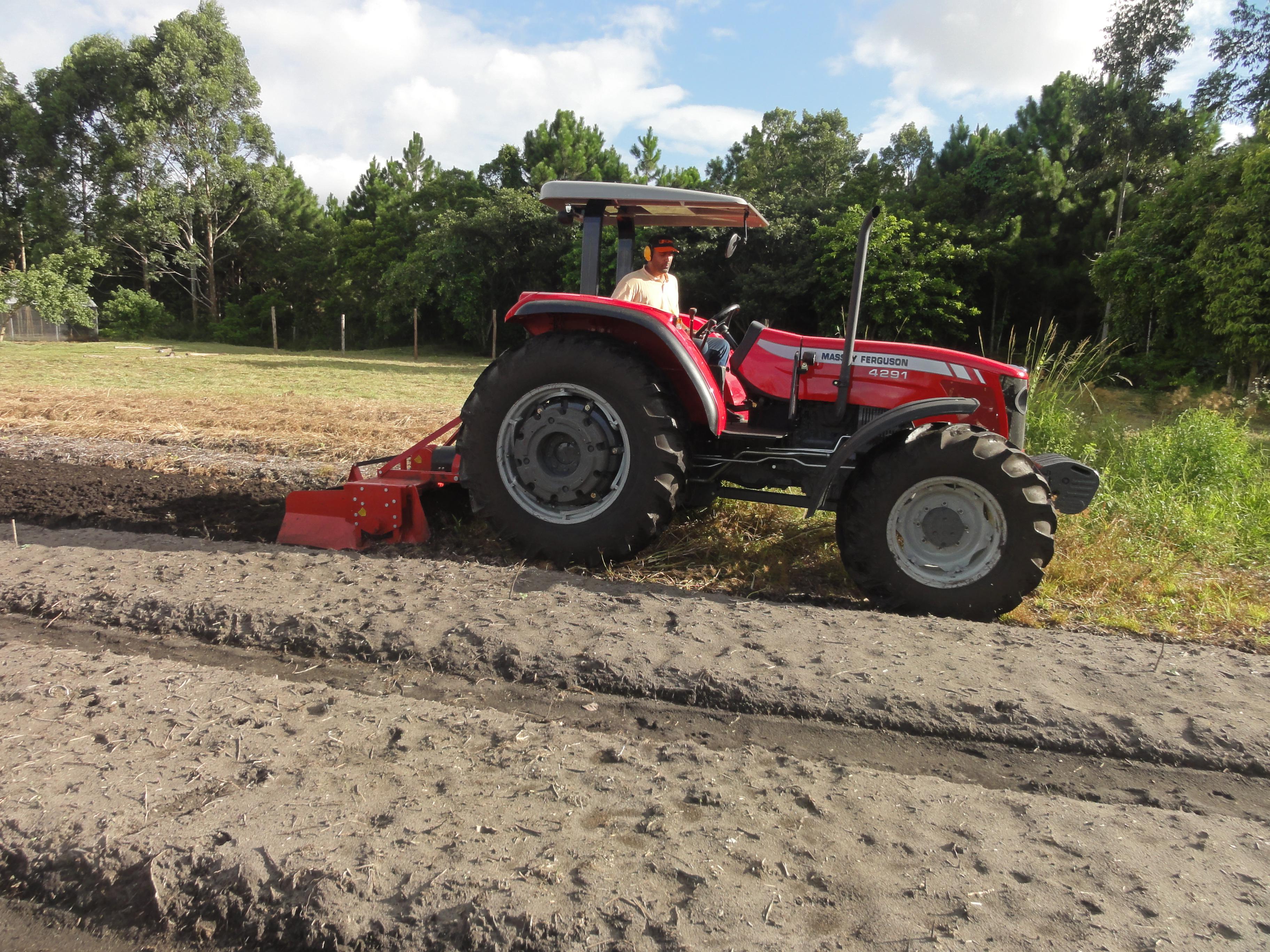 20110304 Fazenda Preparo Horta 006.jpg