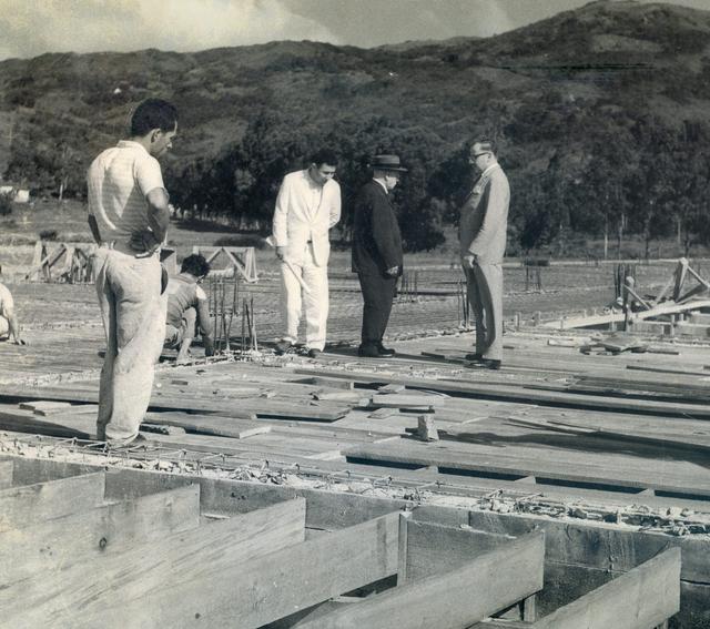 Obras de construção do primeiro edifício da cidade universitária
Anos 1950 e 1960
Original (negativo) no Acervo da Agecom UFSC