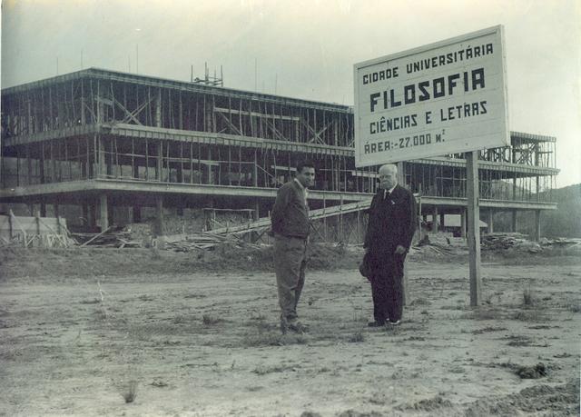 Henrique da Silva Fontes (dir.) à frente das obras do primeiro edifício da cidade universitária, a Faculdade de Filosofia, Ciênc