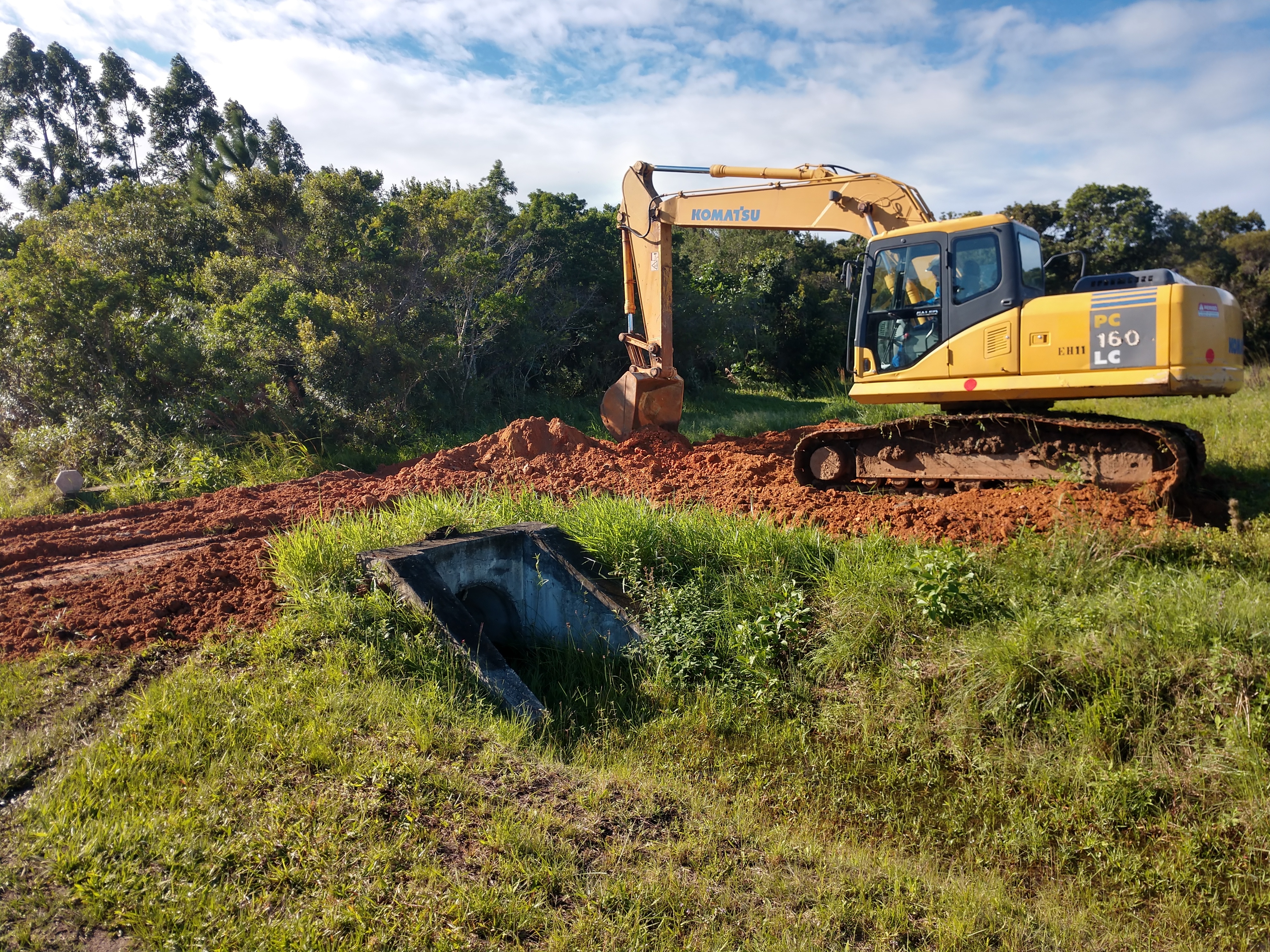 20190604 Fazenda Estruturas atrás das estufas Fito LIF antes dos aterros (17) Trator retroescavadeira mecanização