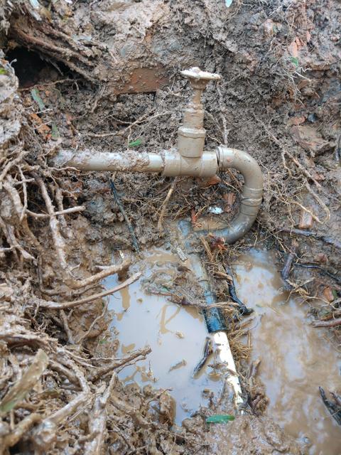 20190704 Fazenda estrutura obra conserto cano água atrás administrativo da USI ex-cefa (1)