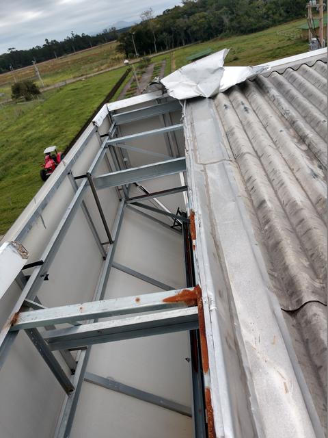 20190820 Fazenda estrutura LIF chapa do telhado solta fito (2)