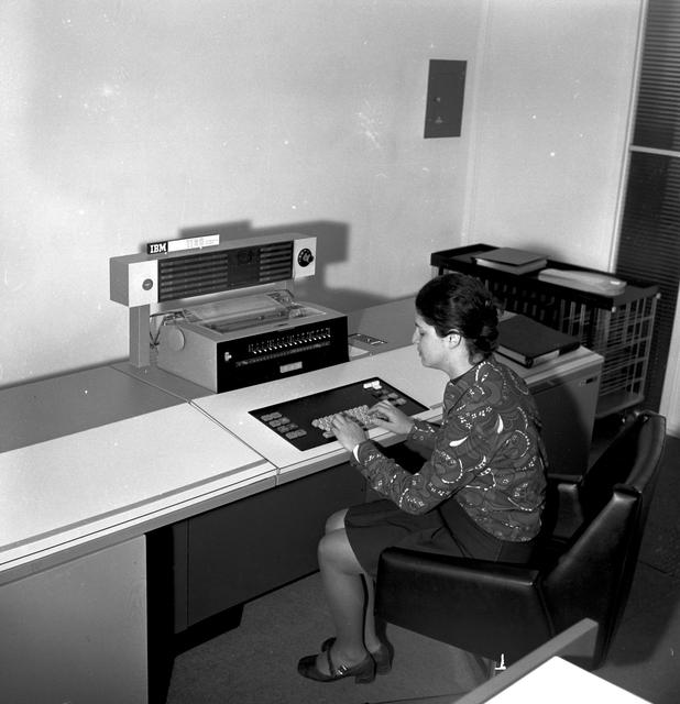 Departamento de Engenharia Mecânica do CTC, Funcionária fazendo uso do primeiro computador da UFSC (1970)