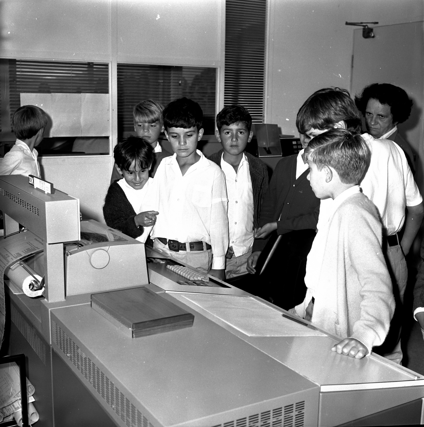 Alunos de escolas públicas visitam as instalações do computador eletra (1970)
