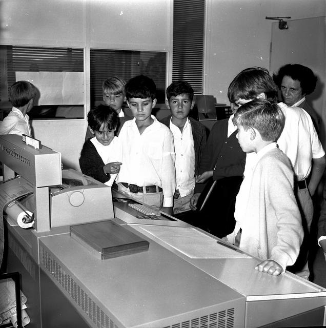 Alunos de escolas públicas visitam as instalações do computador eletra (1970)
