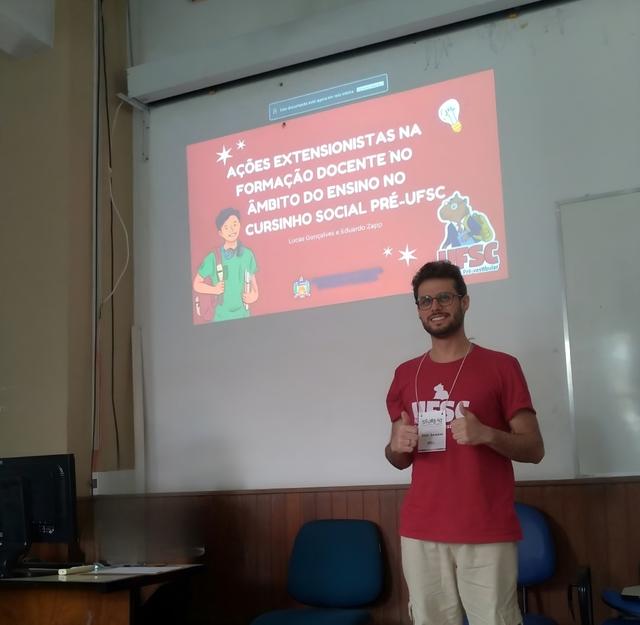 Aluno Lucas apresentando a tertúlia