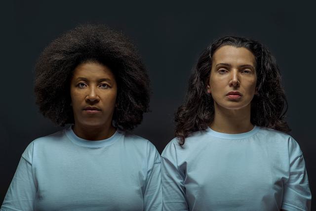 Drica Santos e Milena Moraes estão no elenco de Revista Íntima, nova produção da Cia La Vaca. crédito Caio Cezar