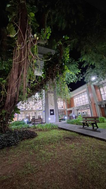 [05.009] Título: BU à noite | Autor: Wagner Arratia | Local: Biblioteca Central, UFSC