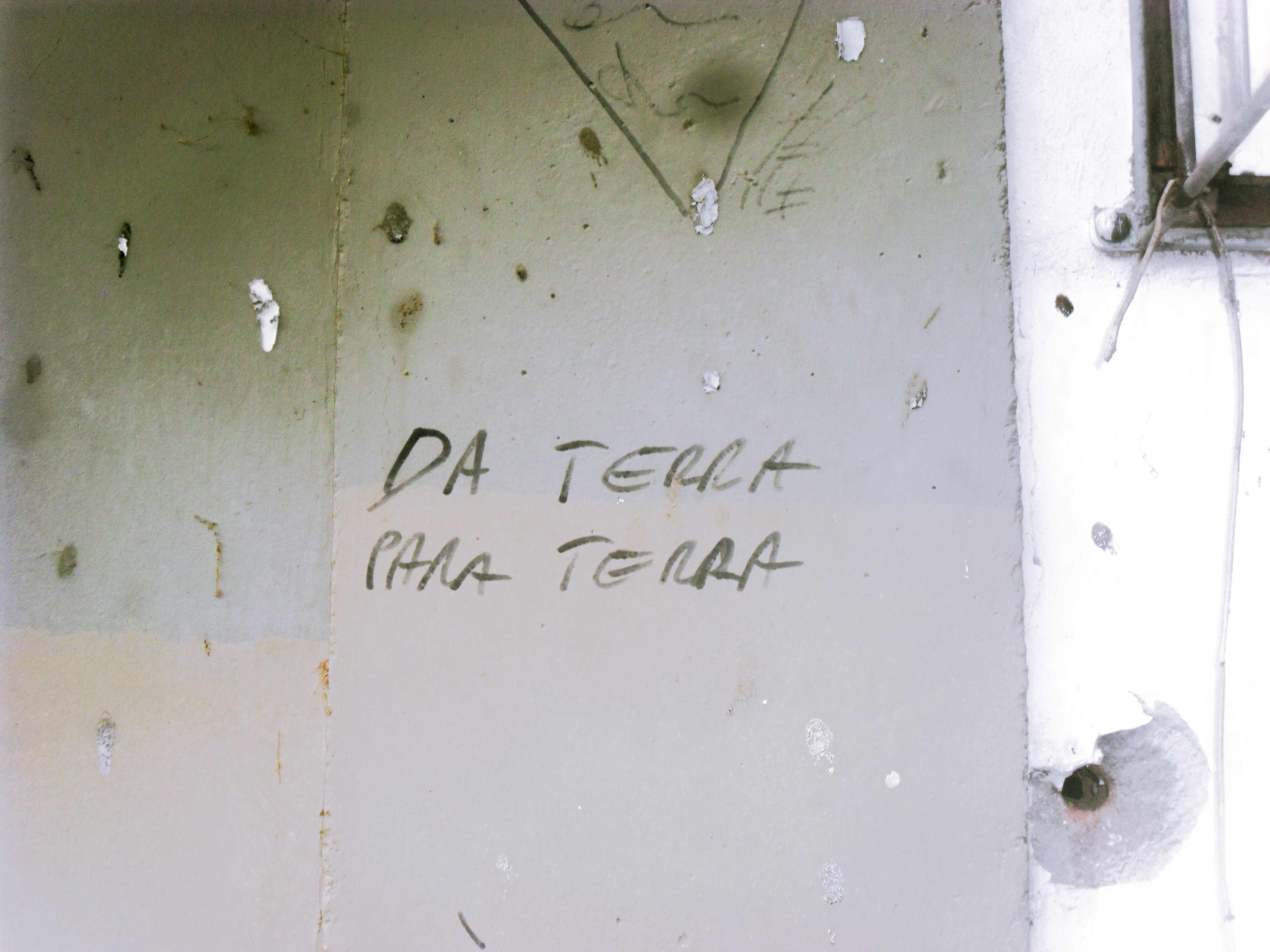 [25.109] Título: da terra para a terra | Autor: Heloisa Barni | Local: Pixo em parede do CFM