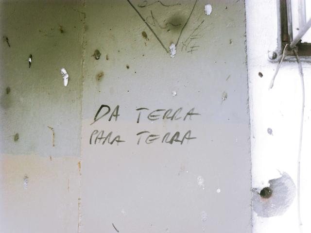 [25.109] Título: da terra para a terra | Autor: Heloisa Barni | Local: Pixo em parede do CFM