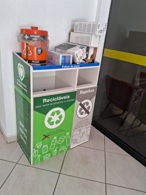 [30.196] Título: Recicláveis e rejeitos | Autor: Daniel Vasconcelos | Local: Entrada do CCJ