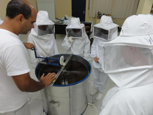 20111109 Fazenda apicultura aula extração mel 007.jpg