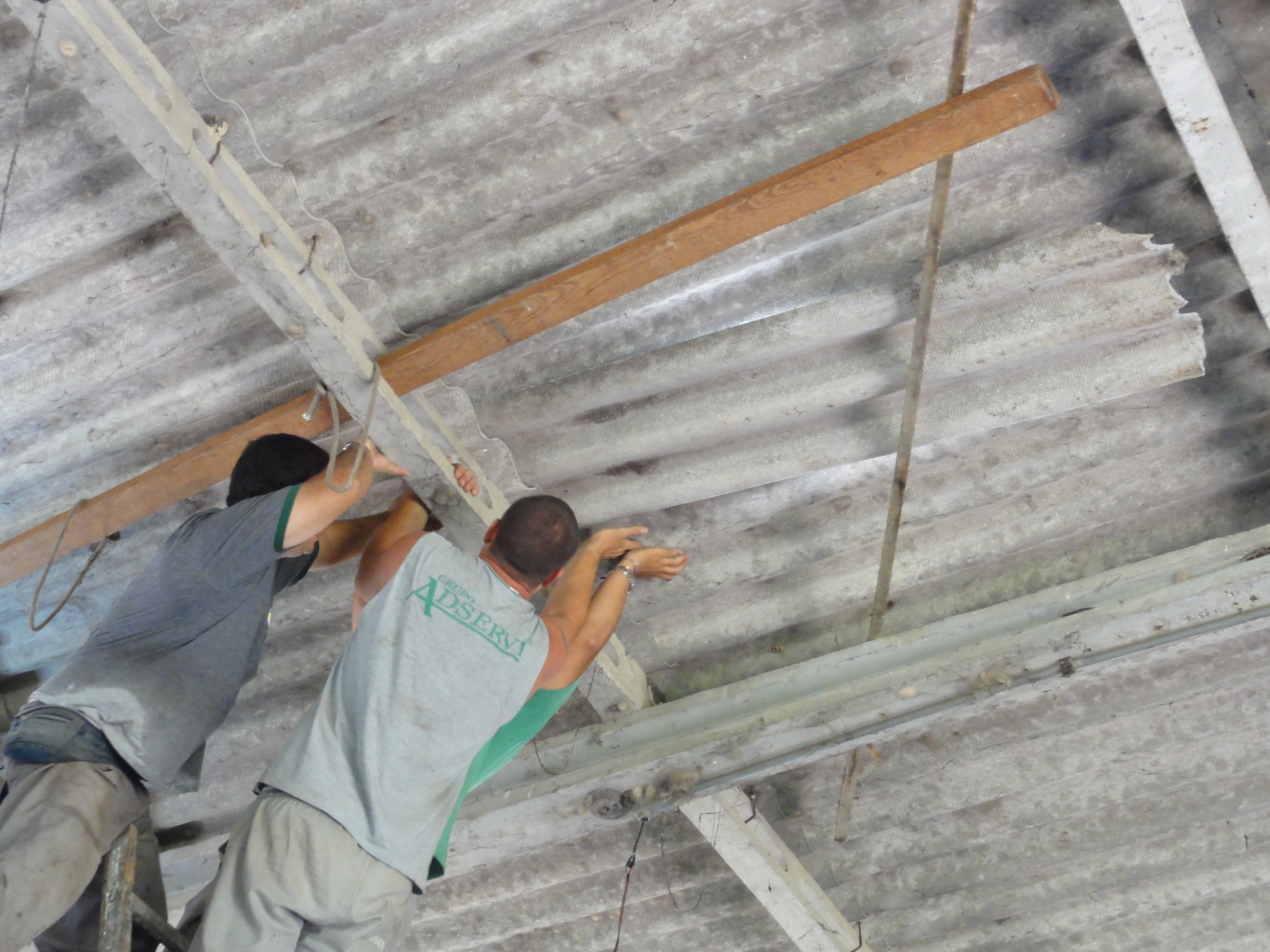 20120207 Fazenda Manutenção conserto telhado galpão 002.jpg