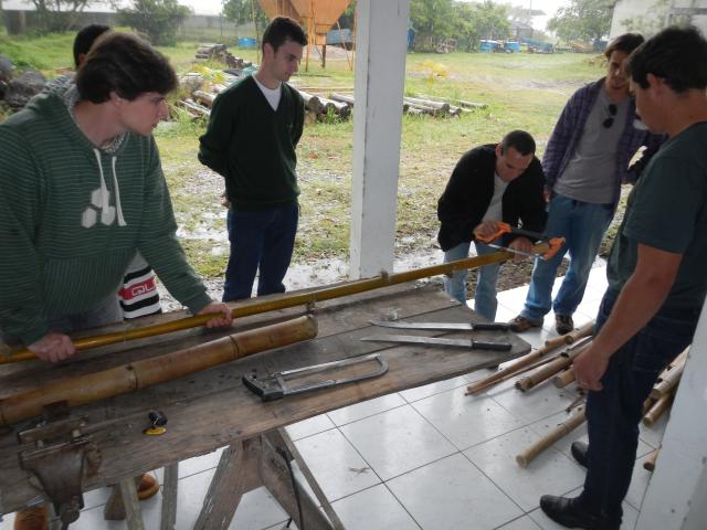 20120929 Fazenda Curso construção de móveis com bambu BambuSC 003.jpg