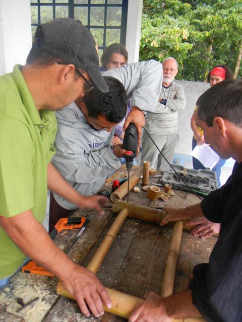 20120929 Fazenda Curso construção de móveis com bambu BambuSC 008.jpg