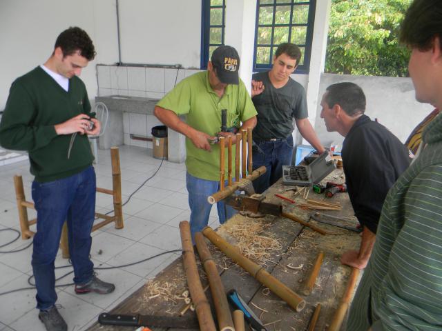 20120929 Fazenda Curso construção de móveis com bambu BambuSC 014.jpg