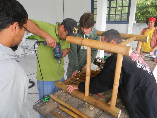 20120929 Fazenda Curso construção de móveis com bambu BambuSC 022.jpg