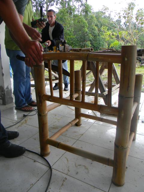 20120929 Fazenda Curso construção de móveis com bambu BambuSC 036.jpg