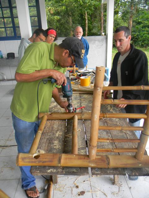 20120929 Fazenda Curso construção de móveis com bambu BambuSC 037.jpg