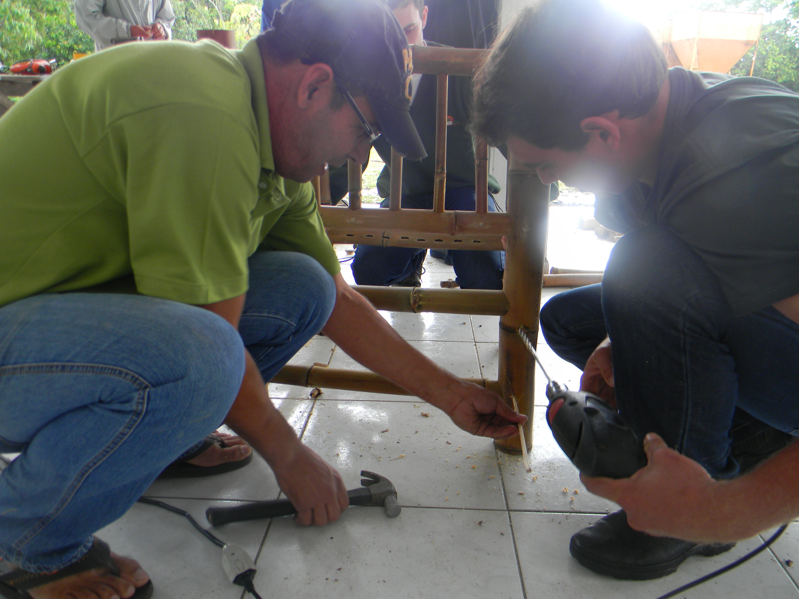 20120929 Fazenda Curso construção de móveis com bambu BambuSC 041.jpg
