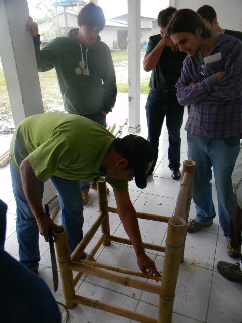 20120929 Fazenda Curso construção de móveis com bambu BambuSC 043.jpg