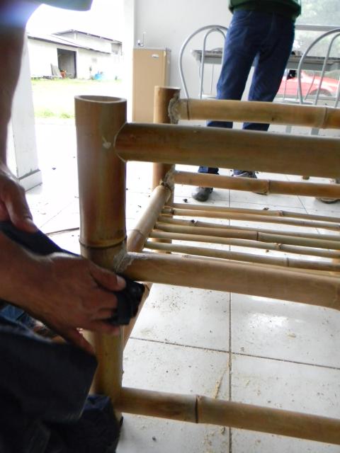 20120929 Fazenda Curso construção de móveis com bambu BambuSC 055.jpg
