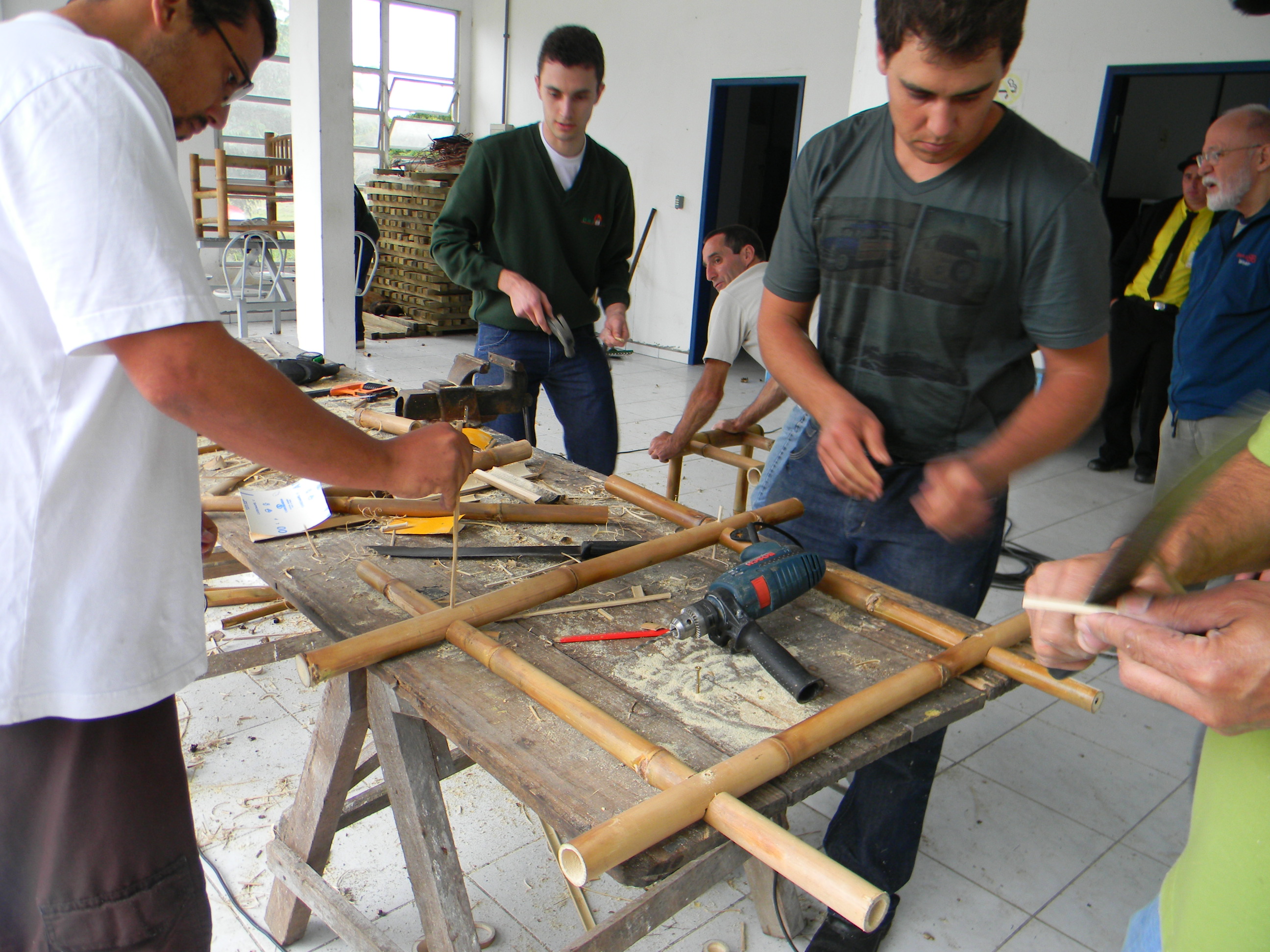 20120929 Fazenda Curso construção de móveis com bambu BambuSC 056.jpg