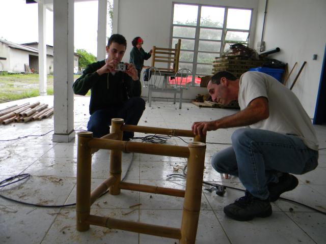20120929 Fazenda Curso construção de móveis com bambu BambuSC 057.jpg