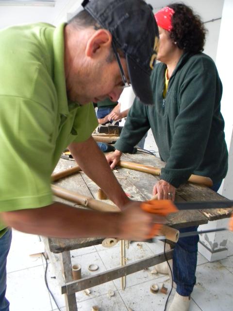 20120929 Fazenda Curso construção de móveis com bambu BambuSC 060.jpg