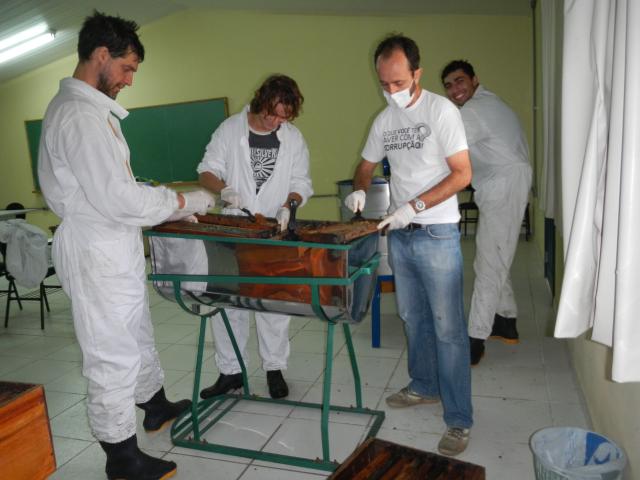 20121031 Fazenda Apicultura extração mel 002.jpg
