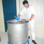 20121031 Fazenda Apicultura extração mel 003.jpg