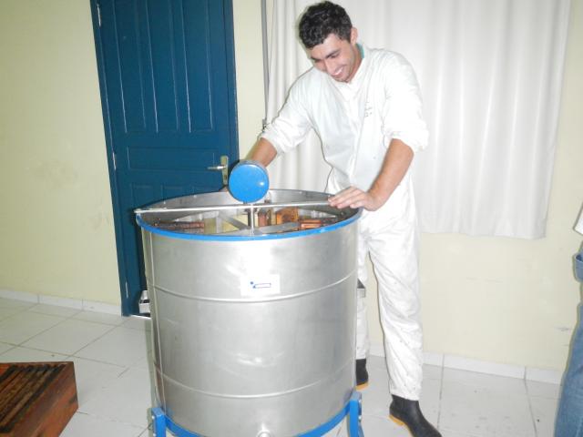 20121031 Fazenda Apicultura extração mel 003.jpg
