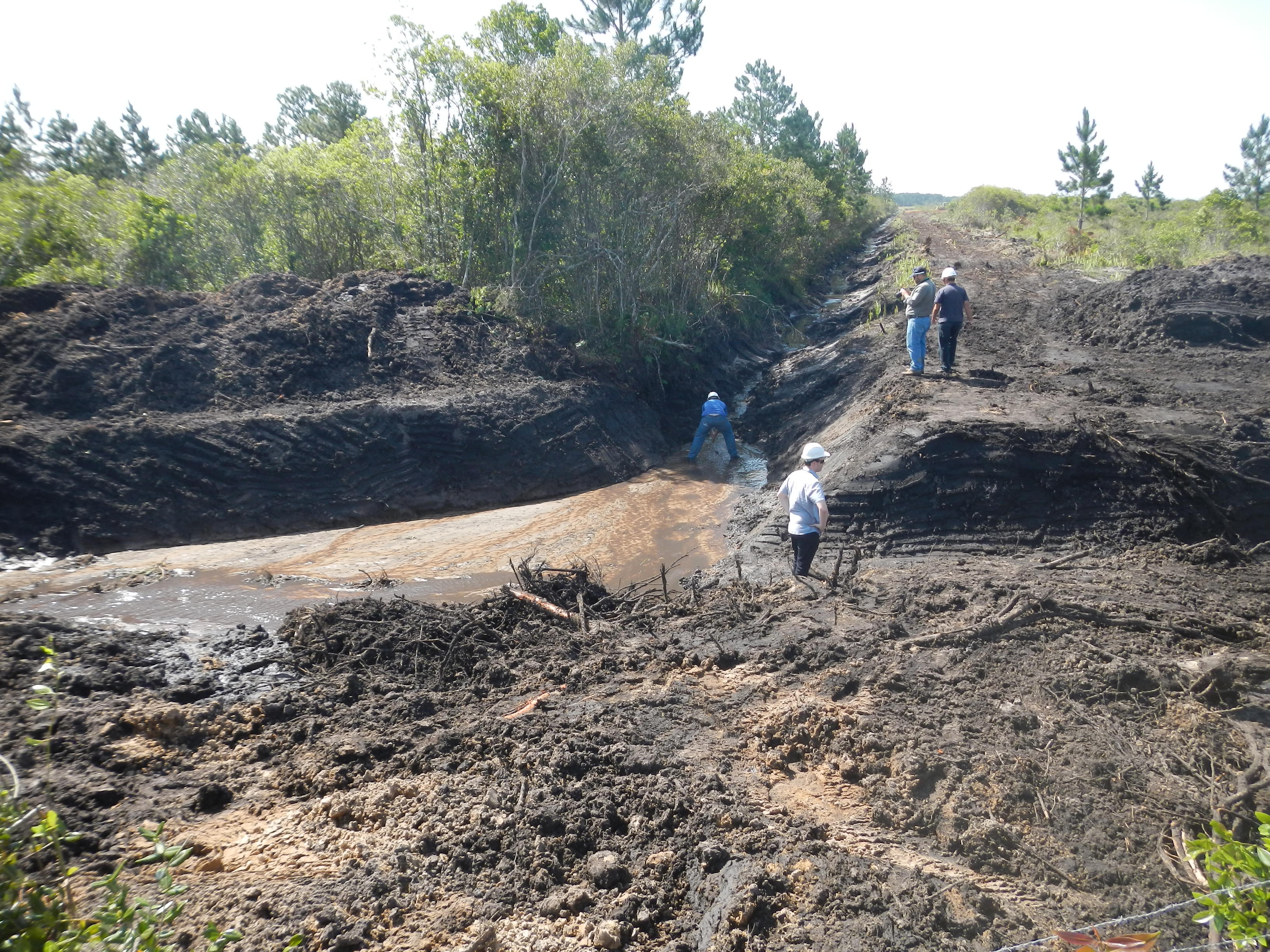 20121204 Aeroporto novo obras valas drenagem 009.jpg
