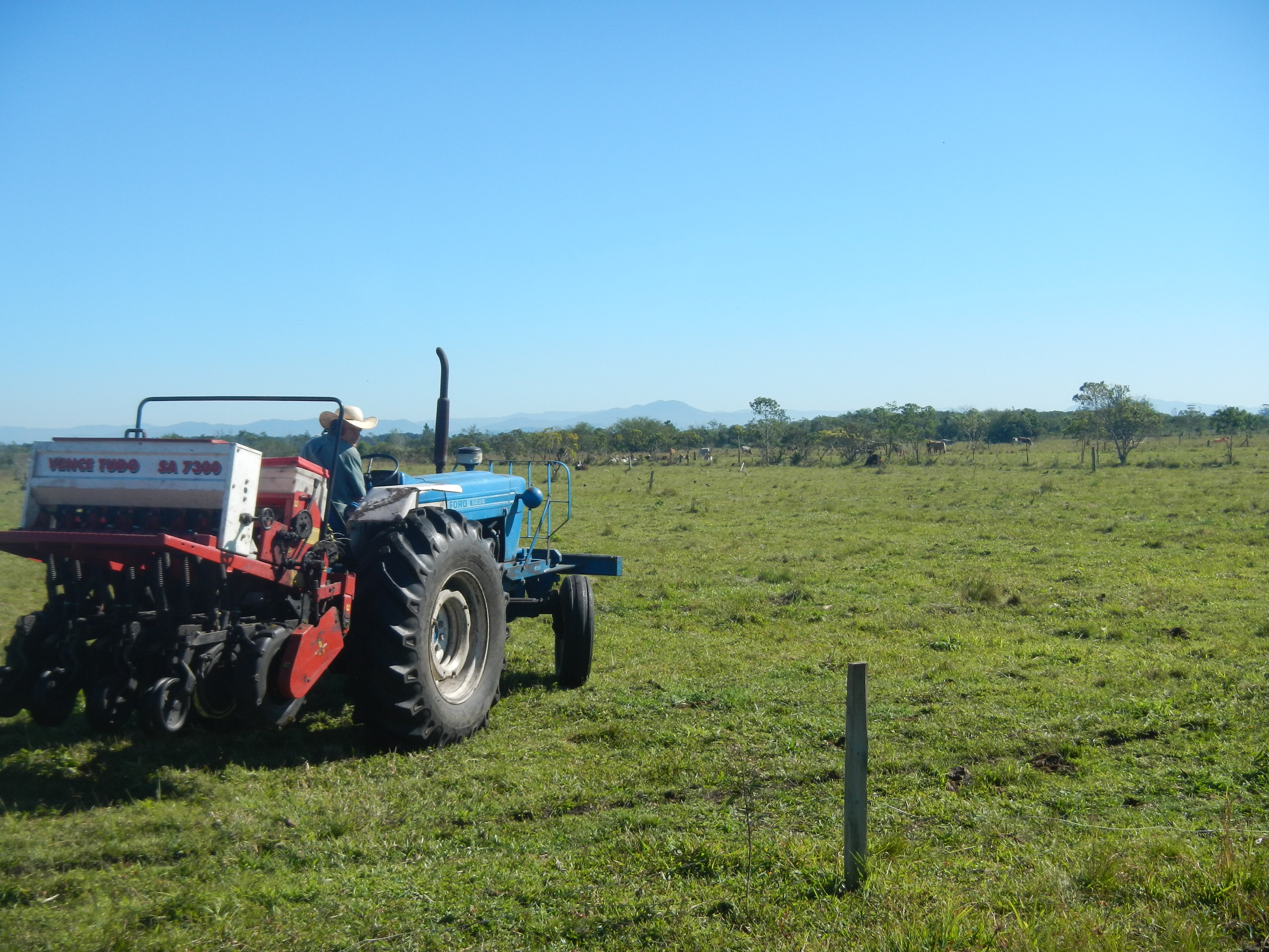 20130510 Fazenda Semeadura Azevém Pastagem trator mecanização 002.jpg